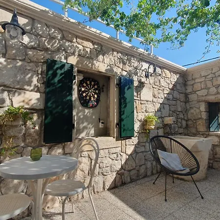 House - Dvori Vlahovici بيت للعطل *