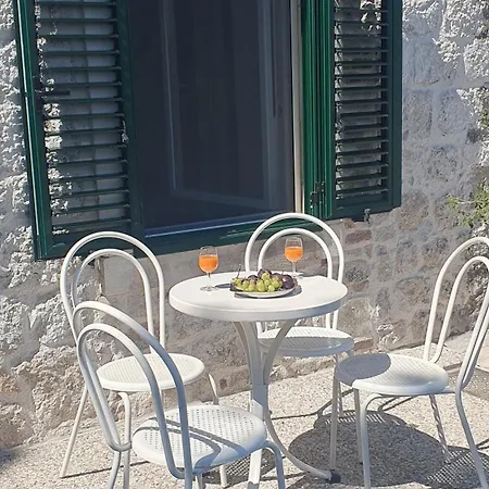 House - Dvori Vlahovici بيت للعطل *