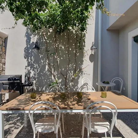 House - Dvori Vlahovici بيت للعطل *