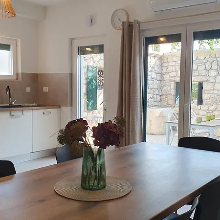 House - Dvori Vlahovici بيت للعطل