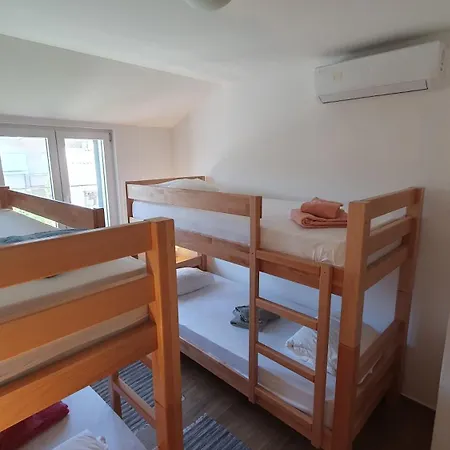 House - Dvori Vlahovici بيت للعطل *