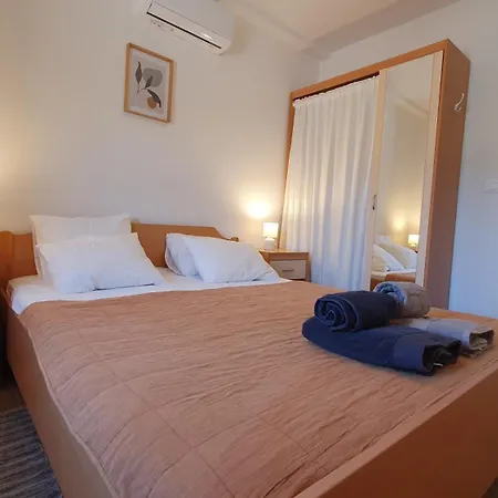 House - Dvori Vlahovici بيت للعطل *